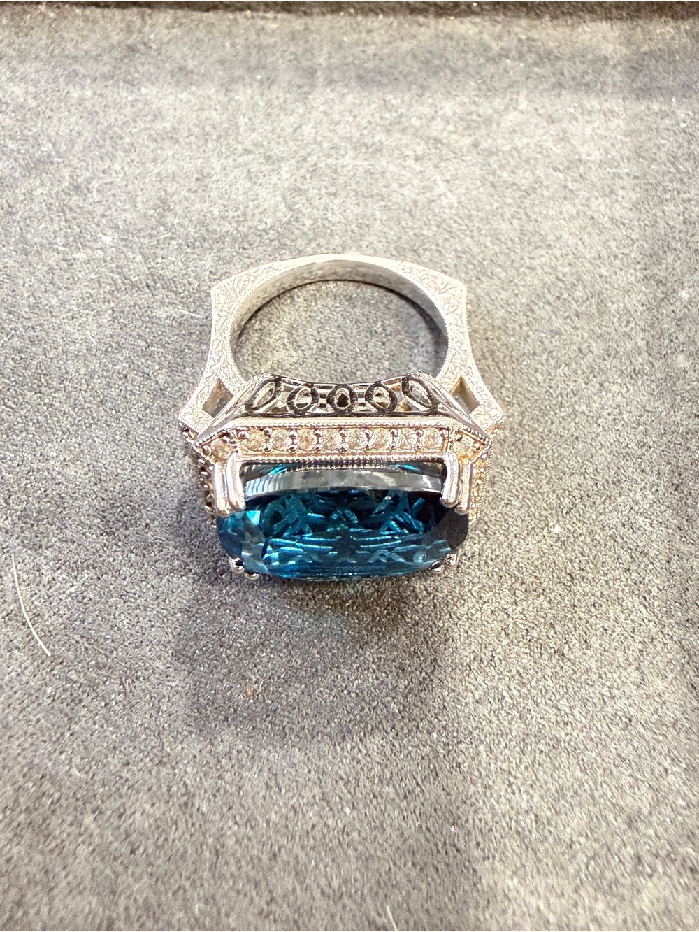 London Blue Topaz w/ Diamonds Statement Ring in 14 kt White gold 8 - Picture 2 of 12